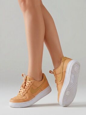 Nike Low-Top Sneakers in Tan/White
